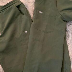 Figs scrub set in med petite yola and large shirt w one pocket in Olive green